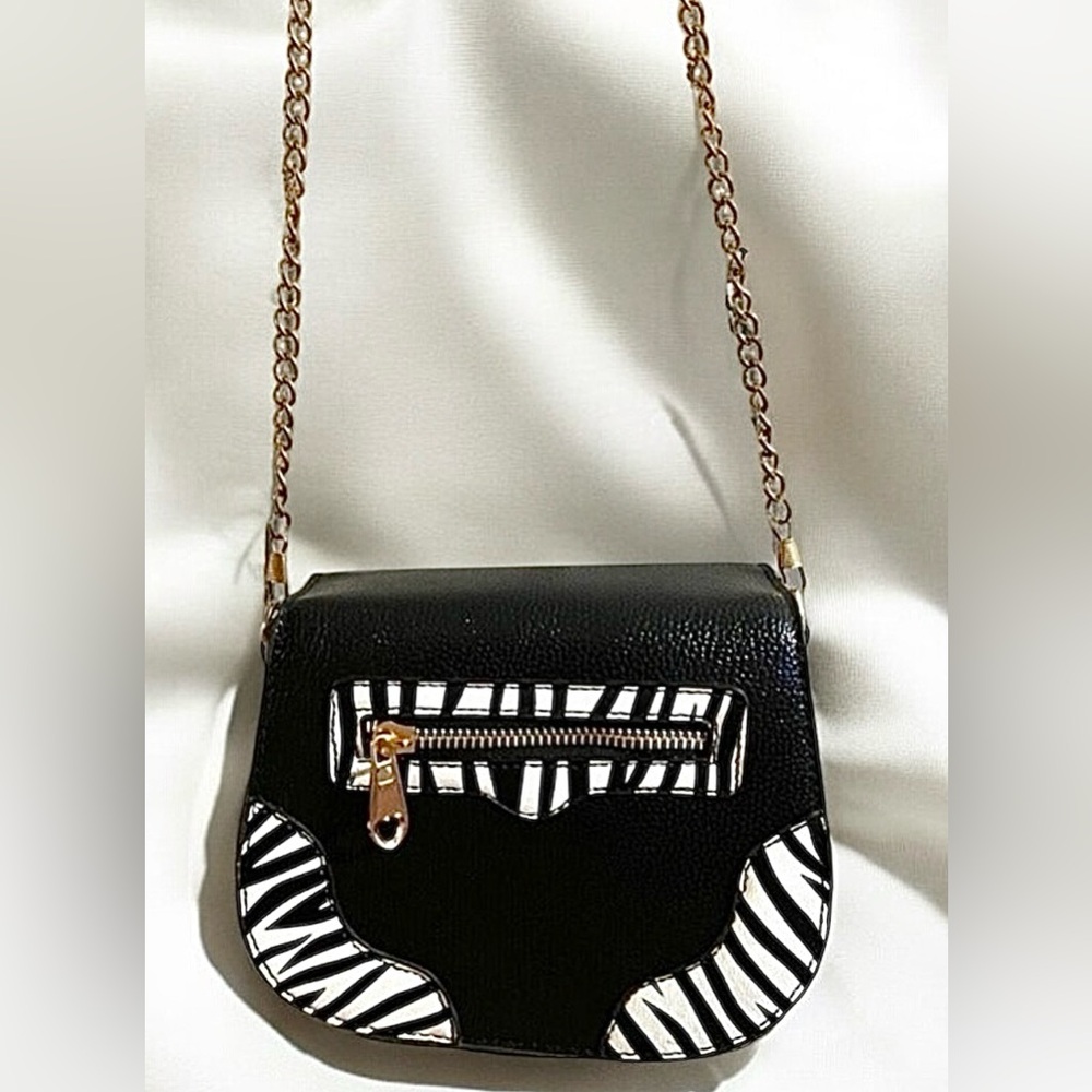 Cruise Club……..Black &‎ White Zebra themed Shoulder Bag with Chain Strap.  New.